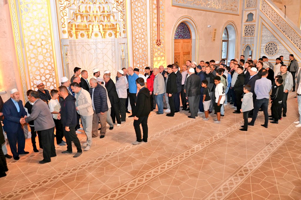 Kurban Bayramı namazını Külliye Camii’nde eda etti.